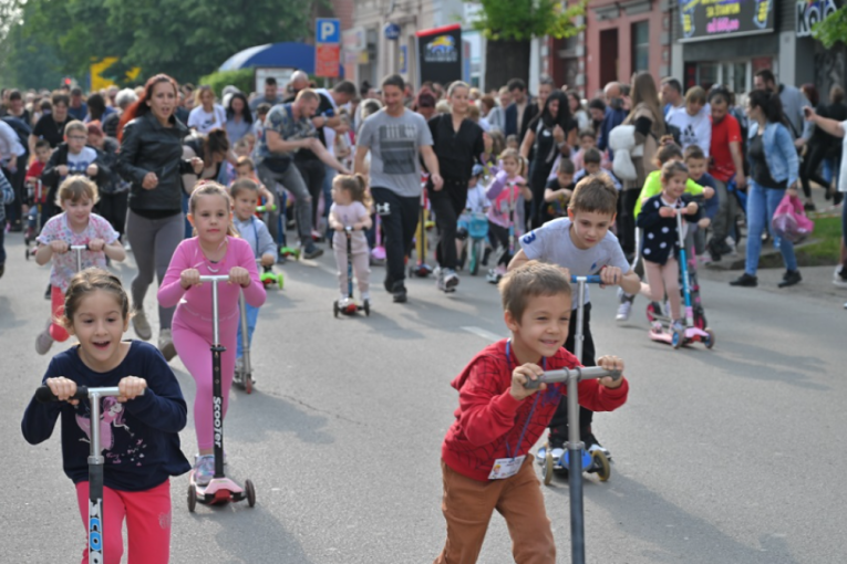 24 SEDAM RUMA: Manifestacija „Zavrti točak“ okupila najmlađe Rumljane