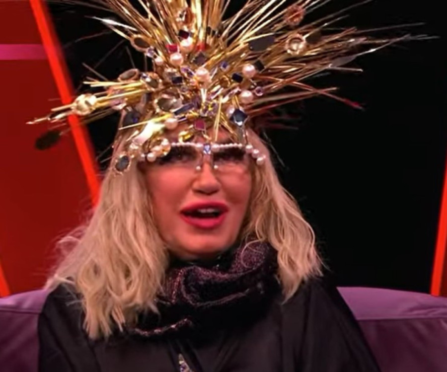 Nada Topčagić došla u emisiju sa zlatnim antenama na glavi: Pevačica šokirala stajlingom! (FOTO)