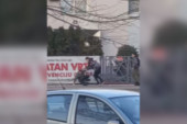 Jeziva tuča ispred tržnog centra: Tinejdžer krvav bežao od četvorice huligana (FOTO/VIDEO)