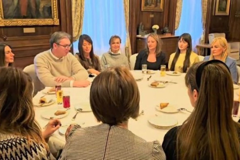 "Žene su uvek bile najveća snaga mog kabineta": Predsednik Vučić sa svojim saradnicama (VIDEO)