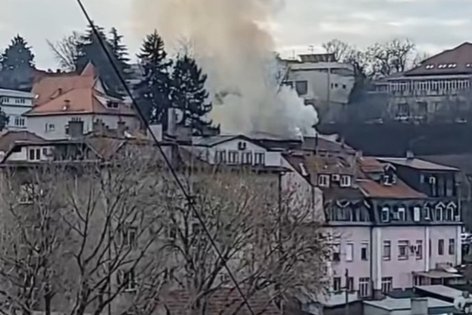Gori zgrada na Senjaku: Crni dim se nadvio nad Beogradom, stihiju gasi više od 30 vatrogasaca! (VIDEO)