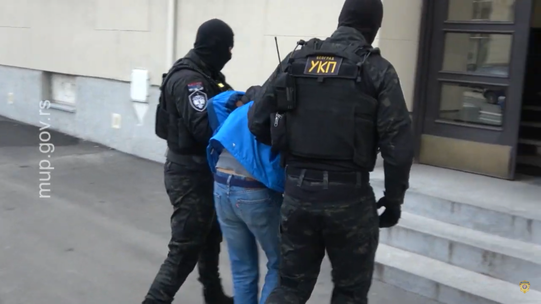 Šok svedočenje: U Beogradu oko 30 maloletnika se skida ispred telefona i to može da se gleda za dolar! Neko im čak otvorio i žiro-račune!