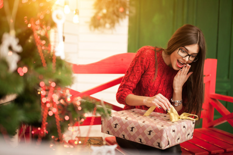 Pakujte sa stilom: Pet ekskluzivnih trikova za savršeno upakovane poklone