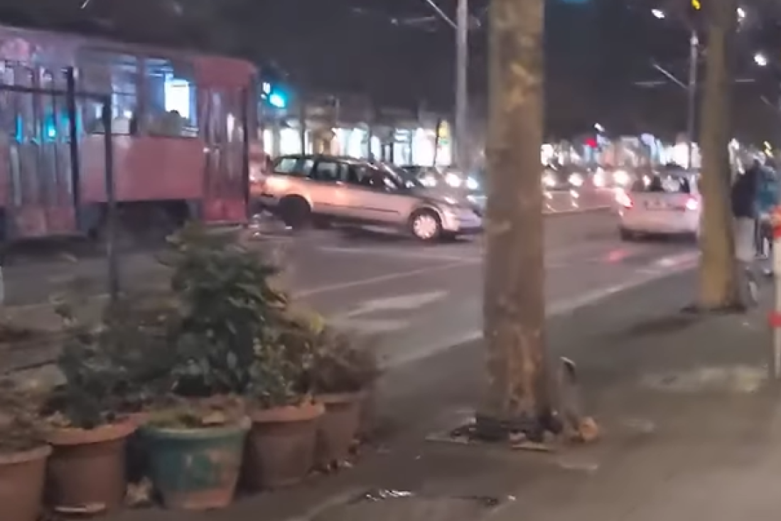 Nema bahatije! Drama na Bulevaru: Prvo preprečio put tramvaju, pa umalo nije pregazio ženu na pešačkom, a onda odšetao (VIDEO)
