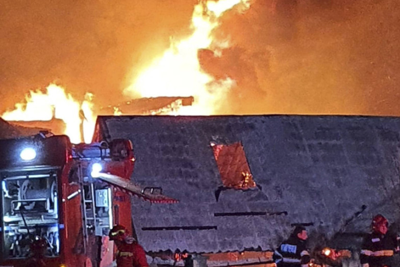 Požar u Čačku: Vatra guta sprat kuće (VIDEO)