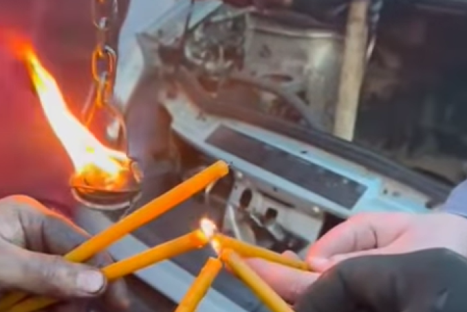 Užički mehaničari sahranili "reno"! Upalili sveće, održali opelo i narikali: "Vozio se dobro" (VIDEO)