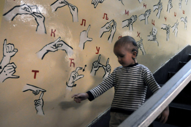 Kako izgleda život dečaka koji ne čuje na oba uha: Sestrine fotografije oslikavaju emocije, kako kaže - najteže je kada mama isključi Pavla