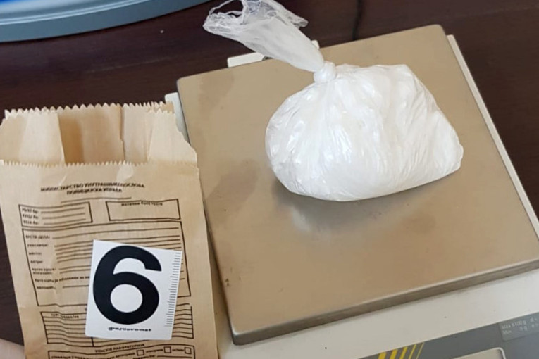 Akcija policije u Čačku: Dilovali kokain, štekovali municiju (FOTO)