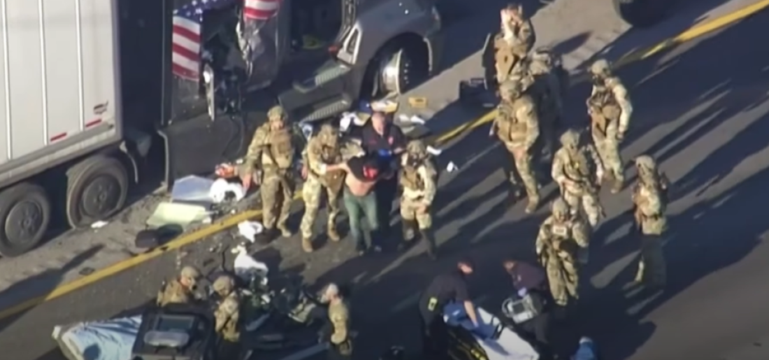 Specijalci presekli kamion, ubacili dimne bombe, poslali i psa, ali vozač nije hteo da izađe: Velika drama nasred auto-puta (VIDEO)