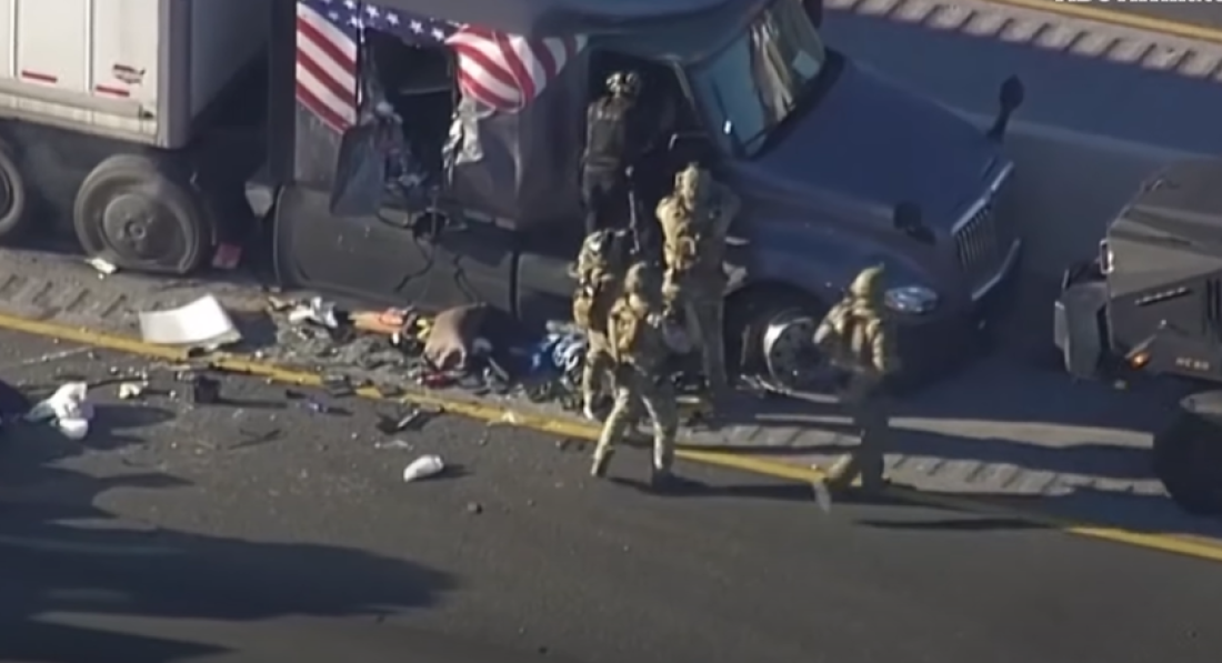 Specijalci presekli kamion, ubacili dimne bombe, poslali i psa, ali vozač nije hteo da izađe: Velika drama nasred auto-puta (VIDEO)