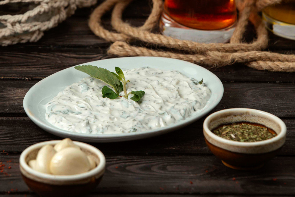 Recept dana: Červiš, zaboravljeno srpsko jelo od belog mesa u belom sosu od belog luka