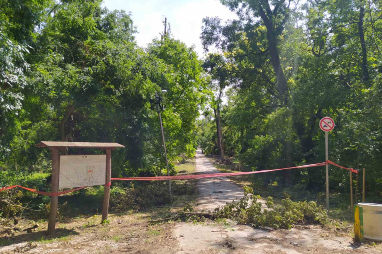 24SEDAM RUMA Rumljani, pažnja: Krčenje šume u Park šumi "Borkovac" nije dozvoljeno!