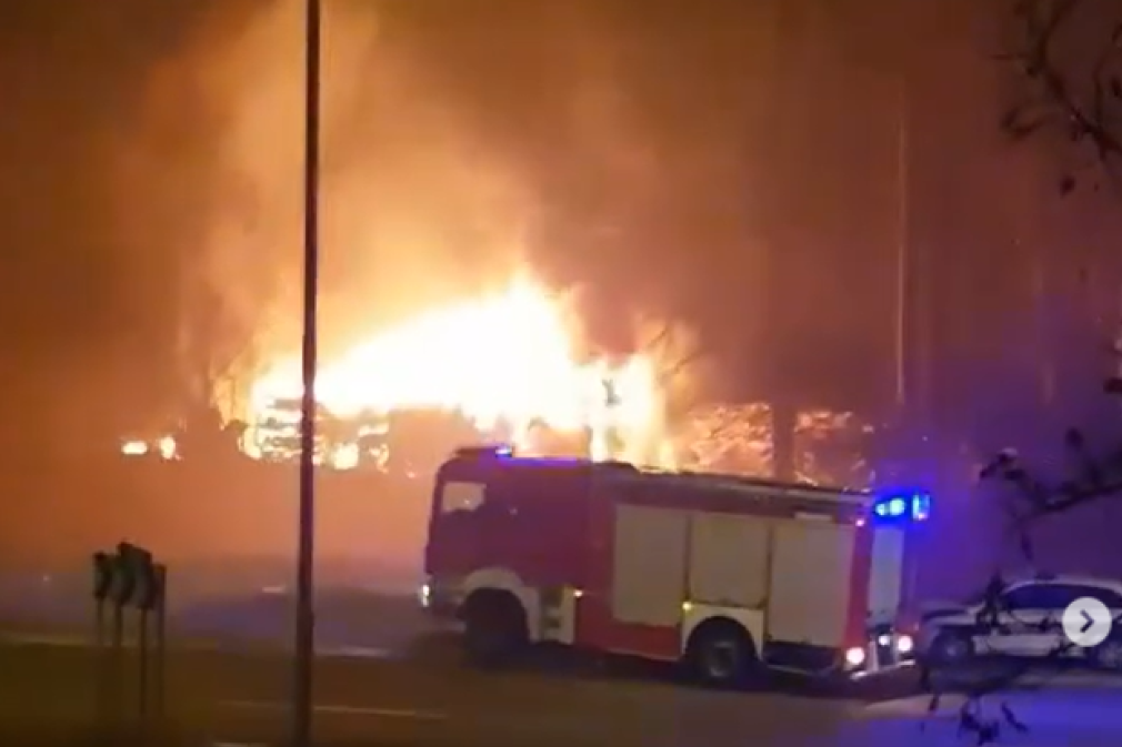 Veliki požar na Čukaričkoj padini! Vatrogasci se borili sa ogromnim plamenom, na licu mesta bila i policija(VIDEO)