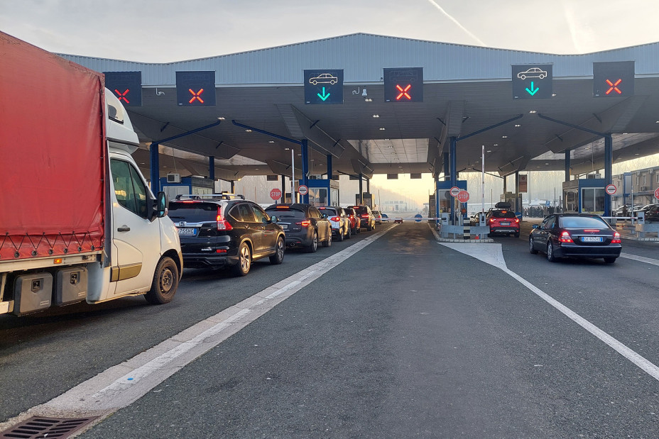 Potreban oprez u vožnji: Na pojedinim putevima ima raskvašenog snega, intenzitet saobraćaja na graničnim prelazima je pojačan!