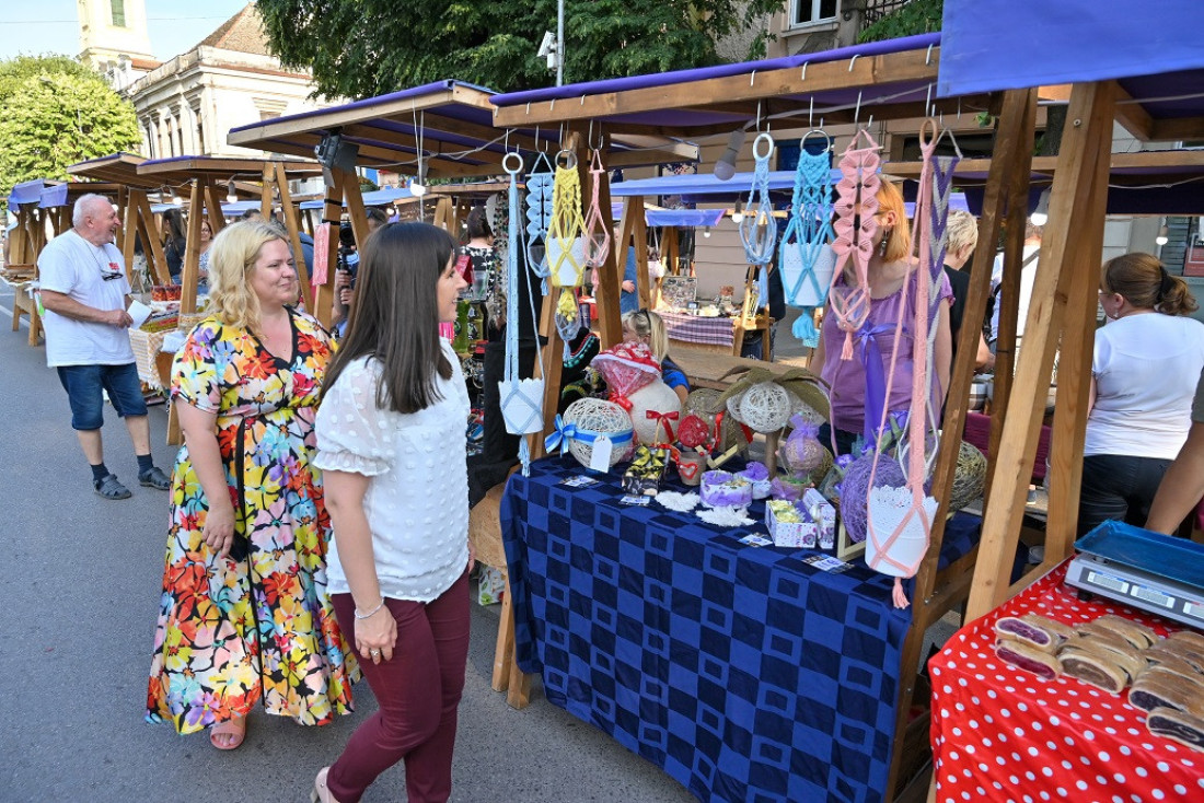 24SEDAM RUMA Autentična i raznolika ponuda na Noćnom bazaru u Rumi (FOTO)