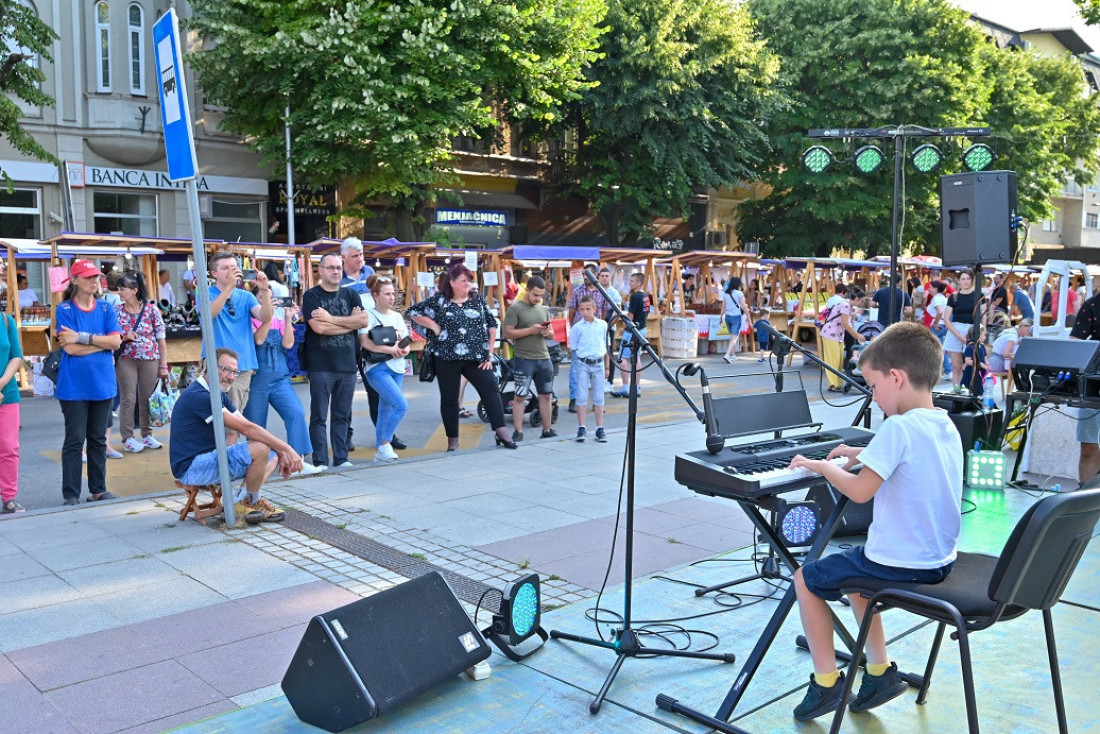 24SEDAM RUMA Autentična i raznolika ponuda na Noćnom bazaru u Rumi (FOTO)