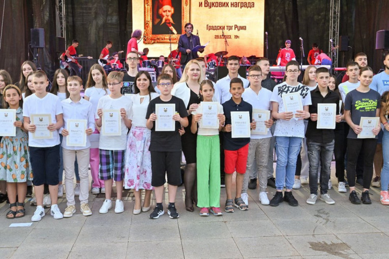 24SEDAM RUMA Afirmacija pravih vrednosti: Opština Ruma nagradila najbolje učenike - sjajna rok svirka uveličala dodelu priznanja