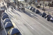 "Studenti" i dalje maltretiraju Beograđane: Njih 50 pred praznike kampuje u centru grada