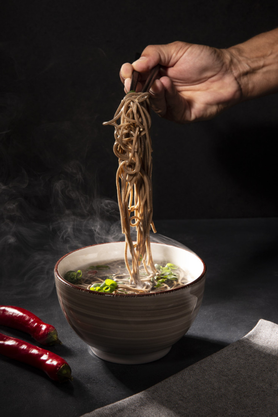 Šta se jede za sreću u Novoj godini: Okrugli kolači štite od zla, Španci jedu 12 zrna grožđa, a Japanci rezance za dugovečnost