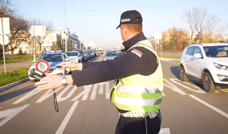 Trik za hvatanje vozača: Na jedno pitanje saobraćajne policije nikada ne treba da odgovorite, savetuje advokat (VIDEO)