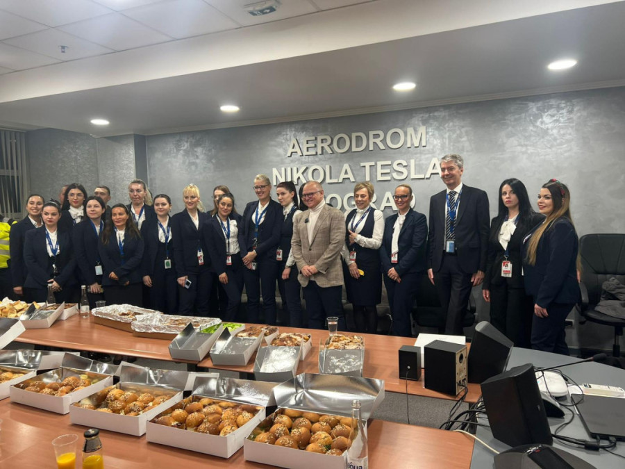 Vesić u novogodišnjoj noći sa zaposlenima na aerodromu i u JP “Putevi Srbije”