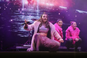 Sara Jo pala na bini tokom novogodišnjeg koncerta: Urnebesnom izjavom sve nasmejala! (VIDEO)