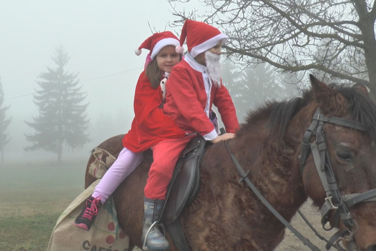 Najmlađi Deda Mraz na svetu je dečak iz Srbije: Miloš ima samo šest godina, ali je na svom konju doneo paketiće drugarima iz vrtića