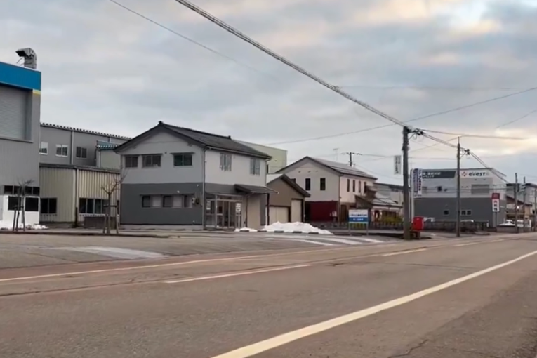 Prvi snimci razornog zemljotresa u Japanu: Urušile se kuće, bandere lelujaju, građani u panici (VIDEO)