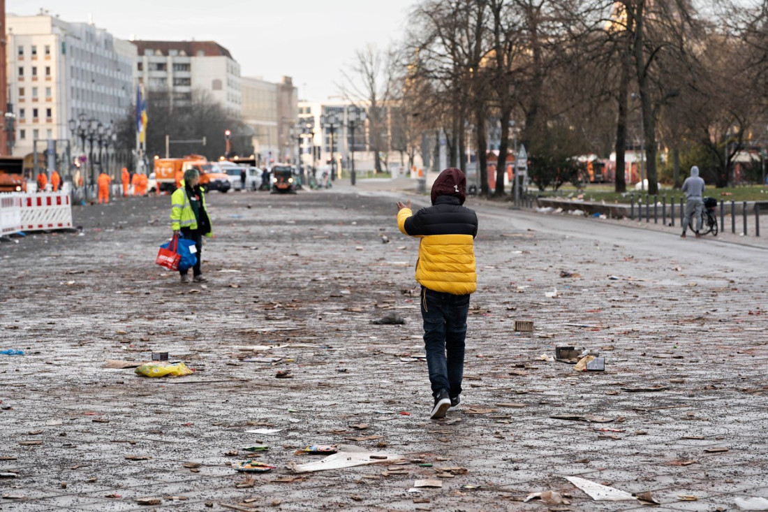 Berlin posle dočeka Nove godine izgleda kao da je uvedeno ratno stanje: 300 ljudi uhapšeno zbog nereda (FOTO)