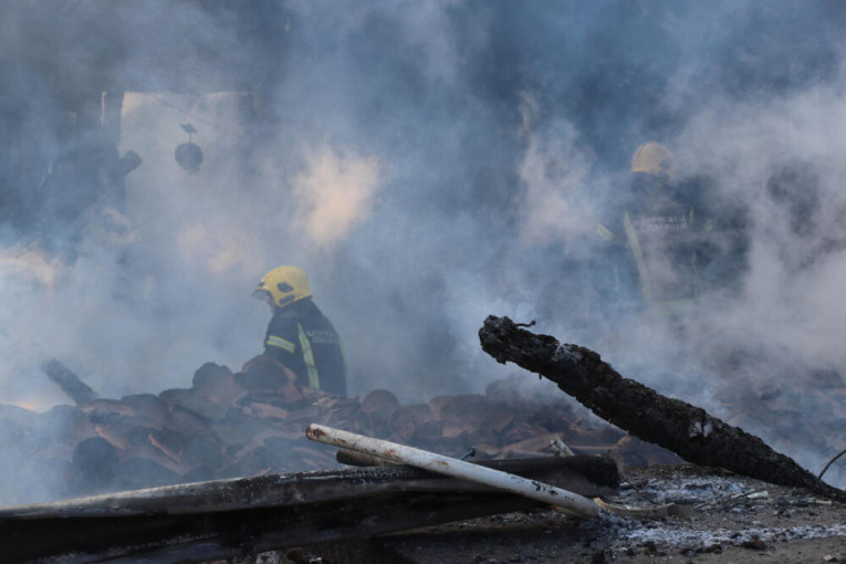 Drama kod Bijelog Polja: Vatrena stihija progutala čitav objekat - na lice mesta izašlo 15 vatrogasca