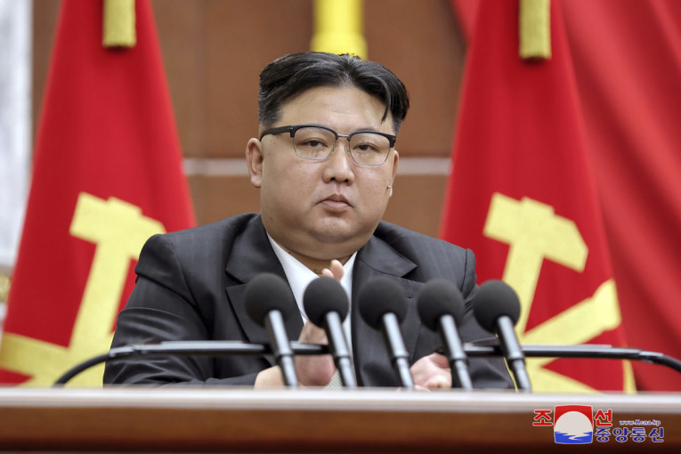 Predstavljena značka sa likom Kim Džong Una: Svi zvaničnici moraju da je nose