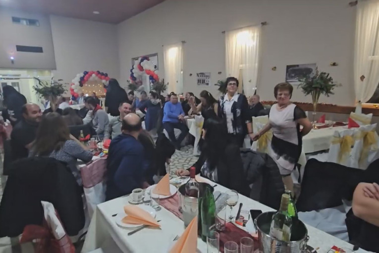 Prelepa priča sa Suvobora! Oni ne idu na splavove i popularne klubove, Ivana sa braćom prvi put za Novu Godinu izašla u seoski dom (FOTO)