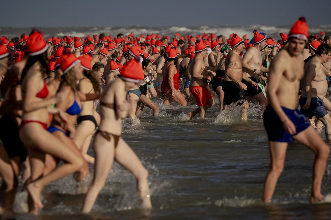 Oboren rekord! 65.000 ljudi učestvovalo u novogodišnjem kupanju u moru u Holandiji, temperatura vode - 7 stepeni (VIDEO)