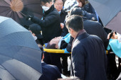 (UZNEMIRUJUĆI SNIMAK) Pokušaj atentata na lidera opozicije u Koreji: Napadač ga ubo u vrat i pobegao