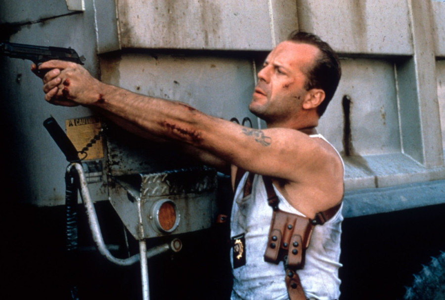 Na Netfliks stigao film koji veoma podseća na "Umri muški": Misteriozni putnik i borba oko opasnog paketa u avionu (VIDEO)