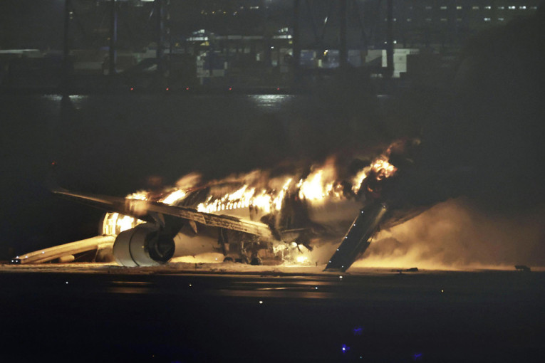 Zašto se zapalio avion na aerodromu u Japanu? Stručnjaci imaju samo jednu teoriju