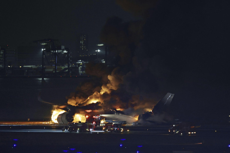 U sudaru aviona u Japanu petoro poginulih: Evakuisano 379 ljudi (VIDEO/FOTO)