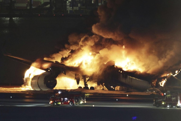 Drama na aerodromu: Sudar na pisti u Tokiju, jedan avion se zapalio (VIDEO/FOTO)