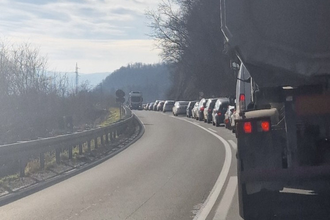Kolaps kod Zlatibora: Nepregledna kolona vozila na putu na srpskoj planini, udes kod Požege dodatno pogoršao situaciju (FOTO/VIDEO)