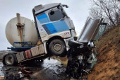 Stravičan sudar u Sremskoj Kamenici: Kamion zakucao automobil u brdo, vozač izvučen mrtav!