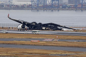 Dogodilo se neverovatno: Kako je svih 379 putnika uspelo da se evakuiše iz zapaljenog aviona u Japanu?