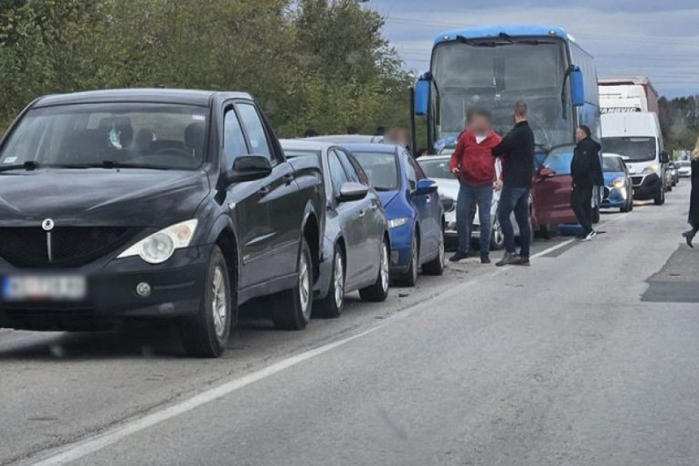 Kolaps na putu Požega - Užice: Lančani sudar kod Zlakusa, jedan u drugi zakucala se tri putnička automobila