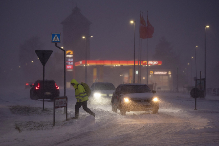 Nevreme pravi haos širom severozapadne Evrope: Gradovi okovani snegom, struje nema, škole zatvorene - dve osobe nastradale (FOTO)