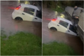 Majka i ćerka (3) bile u automobilu koji je tonuo u bujici: Mladić ih je spasao na filmski način (VIDEO)