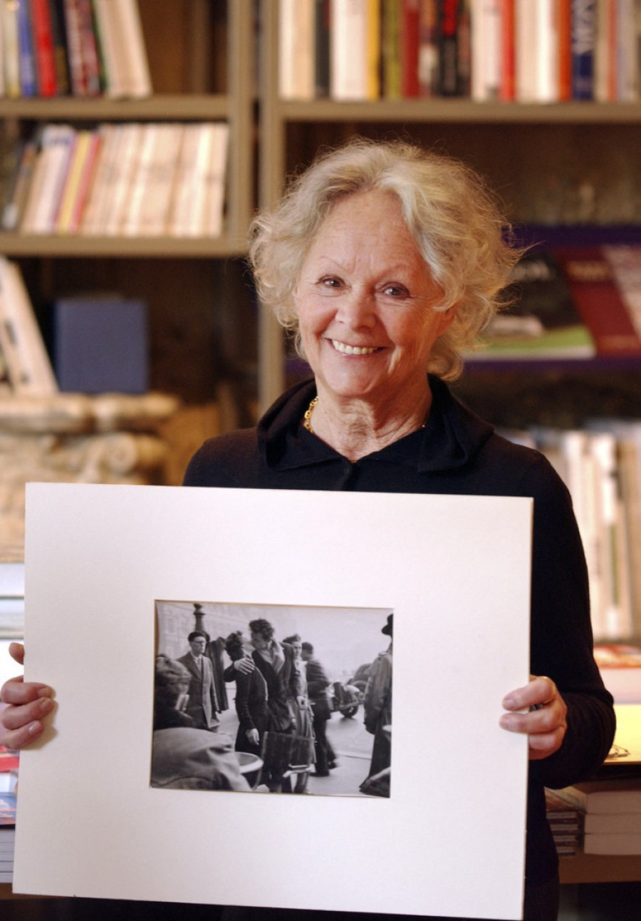 Preminula žena sa čuvene fotografije koja je postala simbol romanse u Parizu: Poljubac koji je osvojio svet (FOTO)