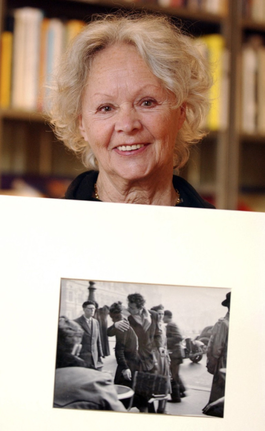 Preminula žena sa čuvene fotografije koja je postala simbol romanse u Parizu: Poljubac koji je osvojio svet (FOTO)