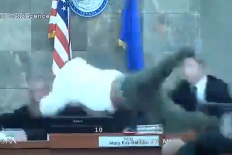 Haos u sudnici: Optuženi skočio na sudiju, preleteo preko njenog stola, nastala potpuna pometnja (VIDEO)