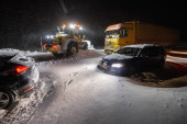 Više od 1.000 vozila bilo zaglavljeno u snegu: Vojska delila hranu i vodu, spasioci radili čitave noći (FOTO)