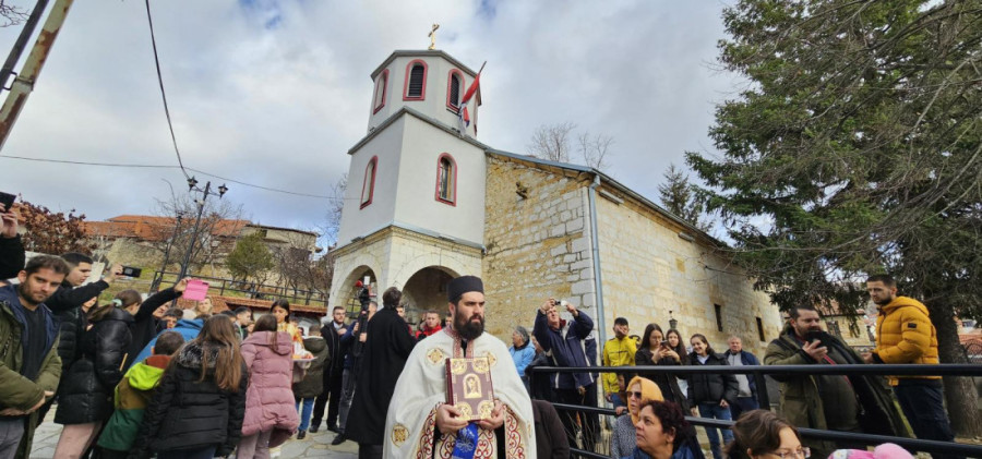 Patrijarh Porfirije posetio srpski narod u Orahovcu i Velikoj Hoči