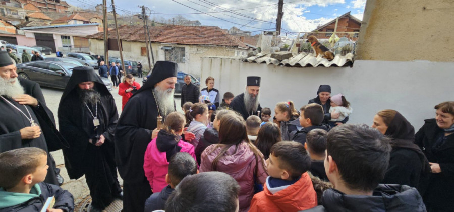 Patrijarh Porfirije posetio srpski narod u Orahovcu i Velikoj Hoči
